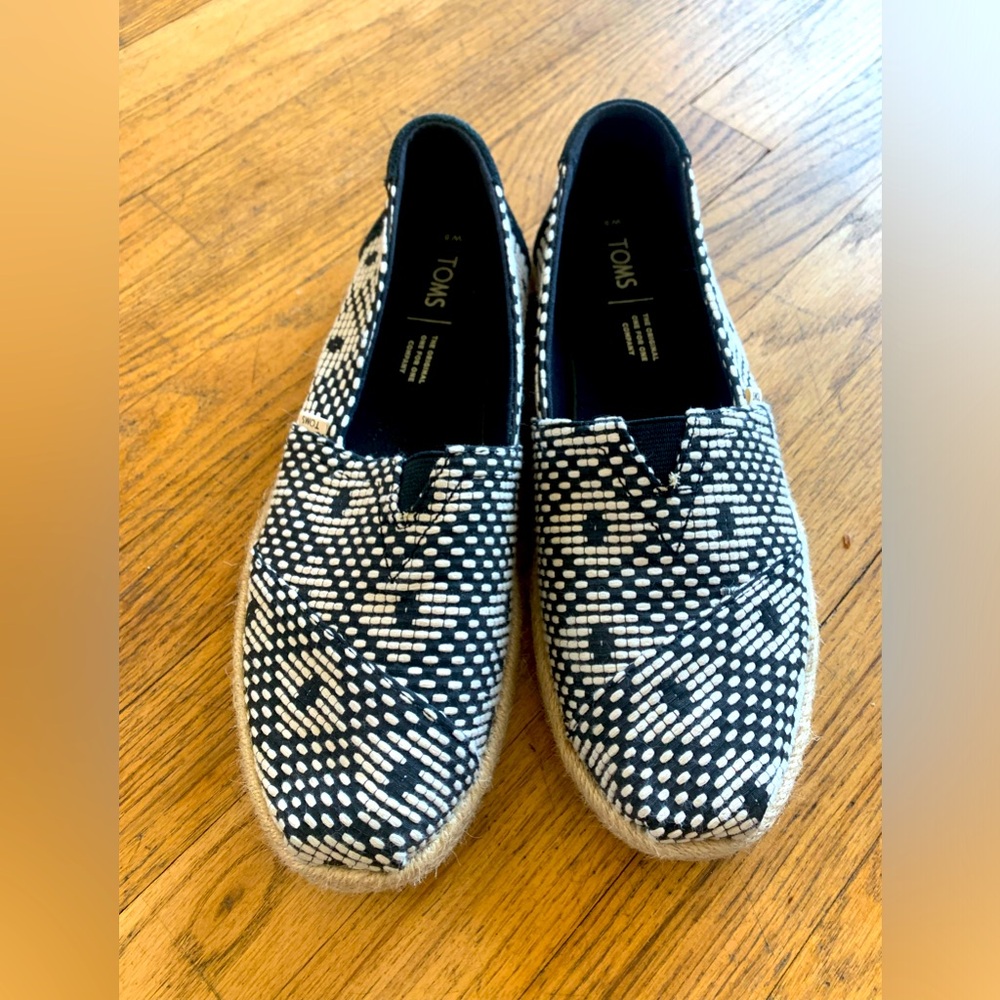 Tom’s size 8 black and cream espadrilles